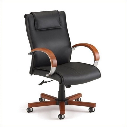 Kožená kancelárska stolička v strede chrbta